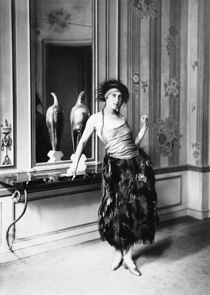 Madame Poiret in a dress by Paul Poiret (1879-1944) 1919 (b/w photo)  de Delphi Studio