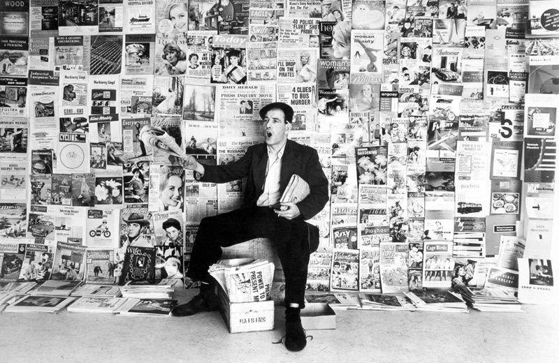 Newspaper salesman, c.1960 de English Photographer