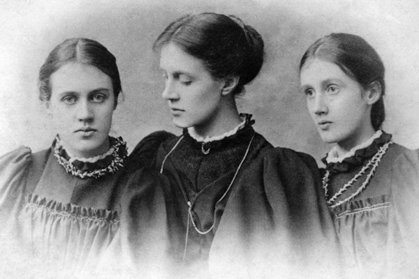 Stella, Vanessa and Virginia Stephen, c.1896 (b/w photo)  de English Photographer