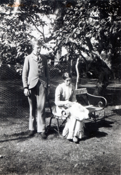Adrian and Virginia Stephen, 1900 (b/w photo)  de English Photographer