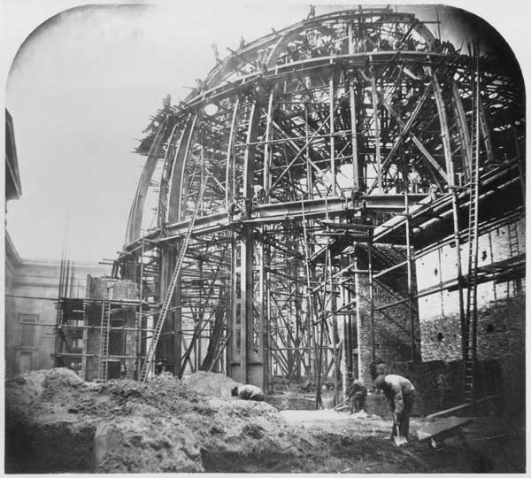 Construction of the British Museum Reading Room, 1854-57 de English Photographer