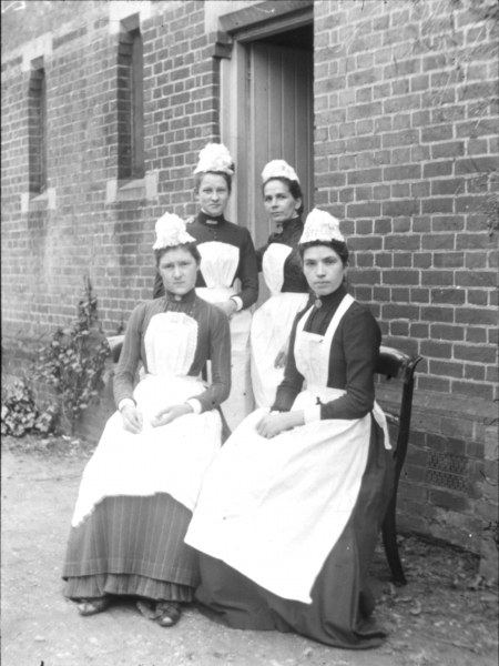 Four domestic maids (b/w photo)  de English Photographer