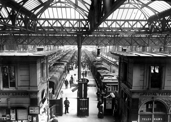 Interior of Charing Cross Station, London, c.1890 (b/w photo)  de English Photographer