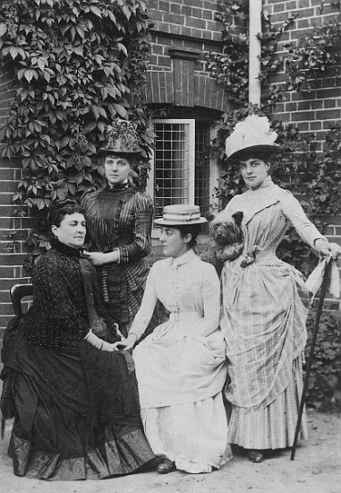 Jennie Jerome, later Lady Randolph Churchill, with her mother and sisters de English Photographer
