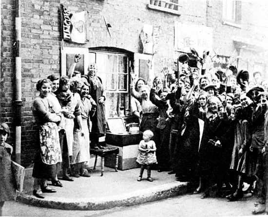 Jubilee Decoration in the East End, May 12th 1935 de English Photographer