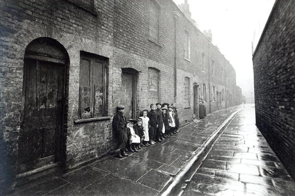 London Slums, c.1900 (b/w photo)  de English Photographer