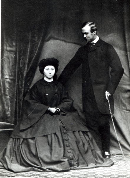 Princess Alice and Prince Ludwig of Hesse, 1860 (b/w photo)  de English Photographer