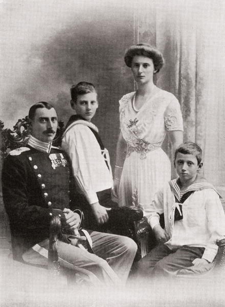 The Danish Royal Family, from ''The Year 1912'', published London, 1913 (b/w photo)  de English Photographer