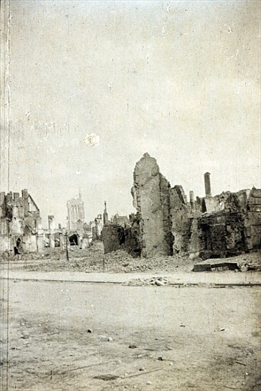 The Square, Ypres, June 1915 de English Photographer