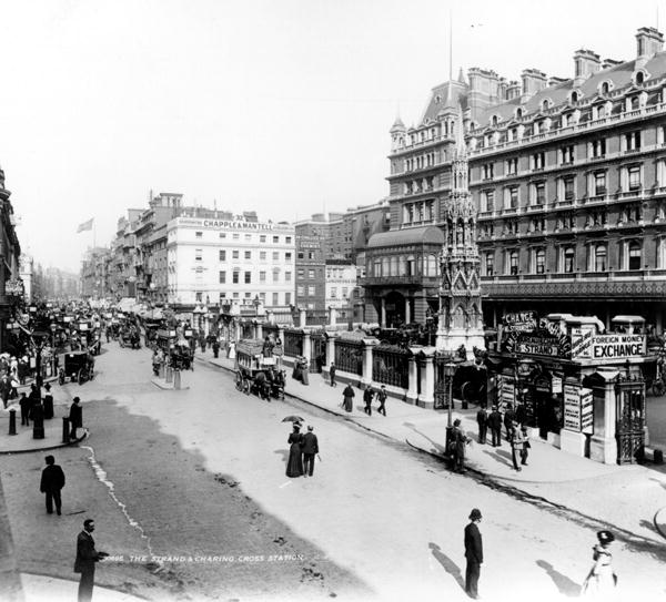 The Strand and Charing Cross Station, London, c.1890 (b/w photo)  de English Photographer