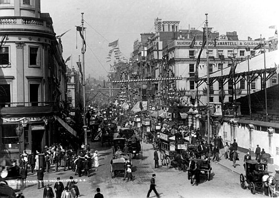 The Strand, London with Jubilee Decorations de English Photographer