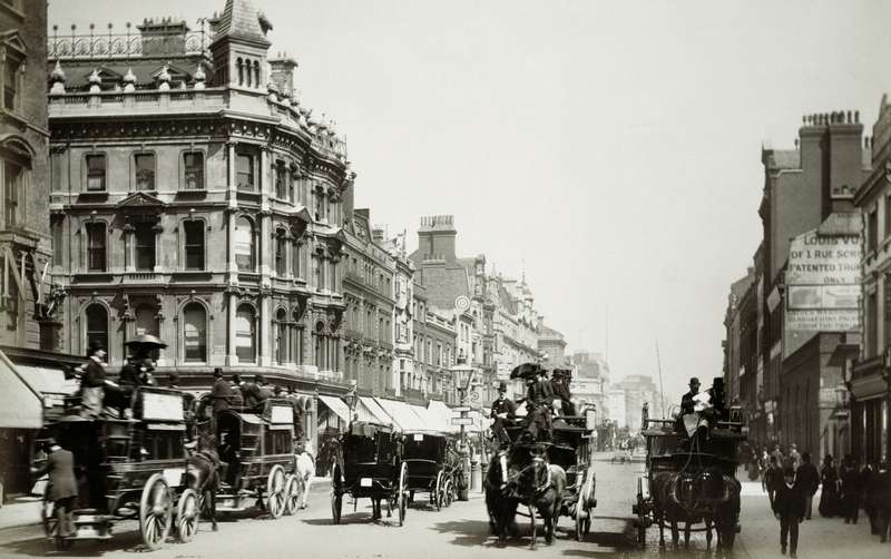 View down Oxford Street, London (b/w photo)  de English Photographer