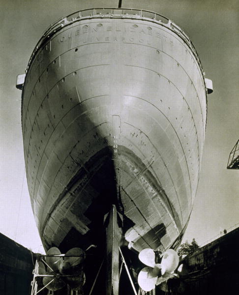 View of the RMS Queen Elizabeth, 1942 (b/w photo)  de English Photographer