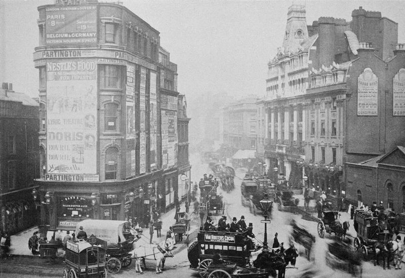 View of Tottenham Court Road, c.1885 (b/w photo)  de English Photographer