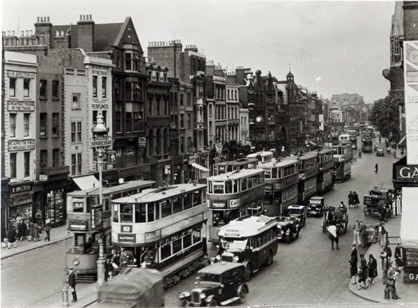 Whitechapel High Street, London, c.1930 (b/w photo)  de English Photographer