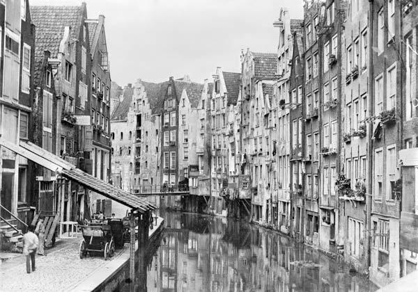 Achterburgwal, Amsterdam, early 20th century (b/w photo)  de French Photographer