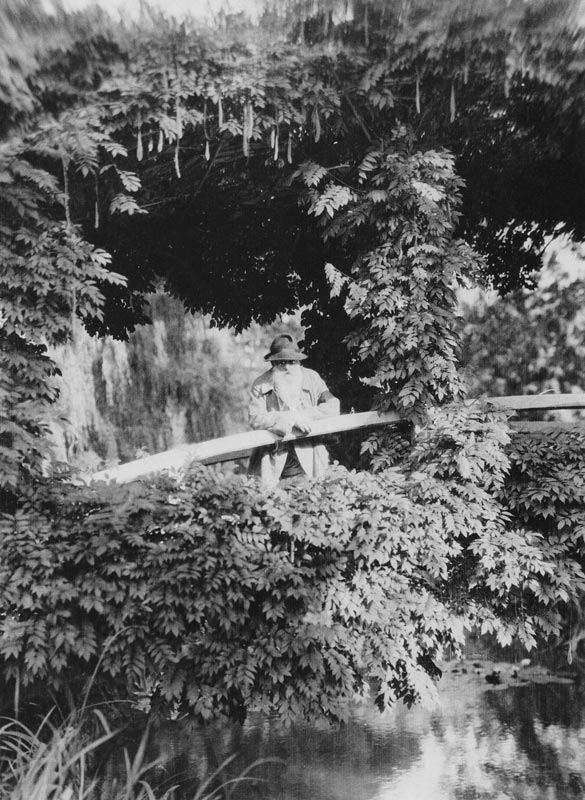 Claude Monet (1841-1926) on the Japanese Bridge in his garden at Giverny, c.1920 (b/w photo)  de French Photographer