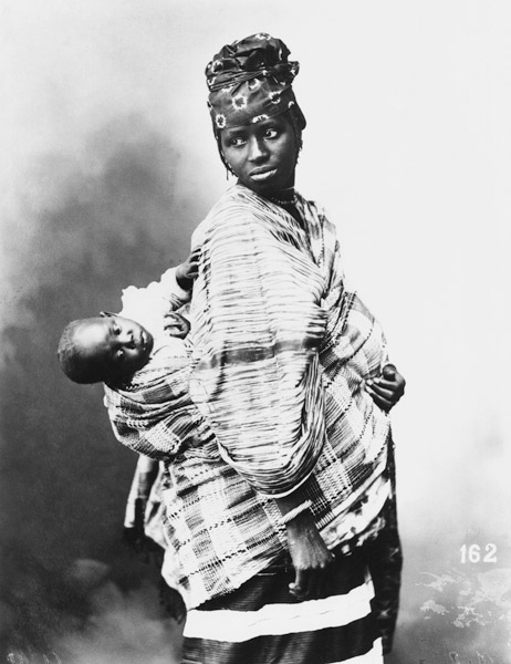 Senegalese Mother and Child, c.1900 (b/w photo)  de French Photographer