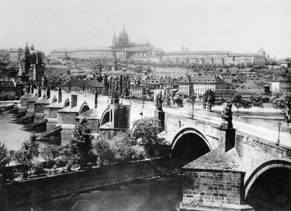 Vista de Praga que muestra el Palacio Imperial (Hradschin) y el Puente de Carlos, finales del siglo  de French Photographer