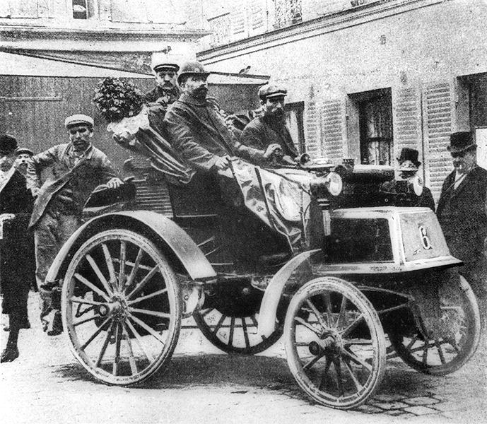 A Panhard-Levassor car winning the first prize, 1891 (b/w photo)  de French Photographer