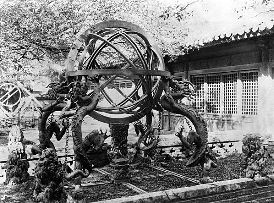 Astronomical instruments at the Imperial Observatory, Peking, China, c.1900 de French Photographer