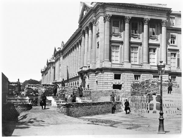 Barricade during the Commune of Paris, at the corner of Rue de Rivoli and Place de la Concorde, 1871 de French Photographer