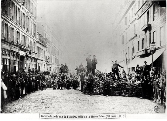 Barricade in the Rue de Flandre, during the Commune of Paris, 18th March 1871 de French Photographer
