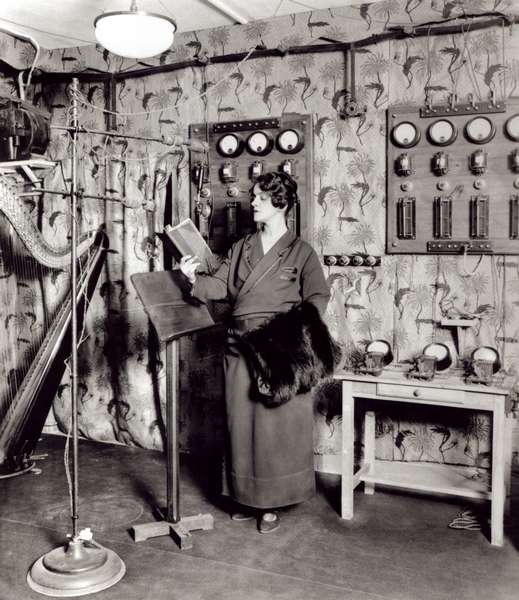 Beatrix Dussane in a radio recording studio, c.1936 (b/w photo)  de French Photographer