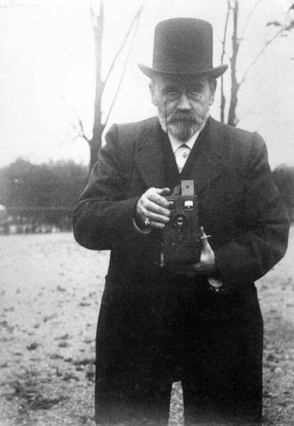 Emile Zola taking a photograph (b/w photo)  de French Photographer