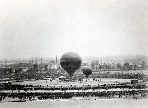 Felix Nadar''s Giant Balloon in Paris, c.1863 (b/w photo)  de French Photographer