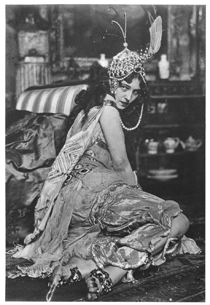 Ida Rubinstein (c.1885-1960) as Zobeide in ''Scheherazade'', c.1910 (b/w photo)  de French Photographer