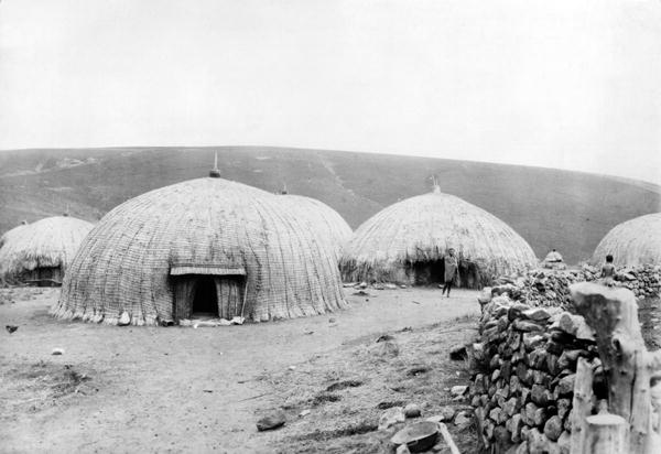 Kaffir Huts, South Africa, c.1914 (b/w photo)  de French Photographer