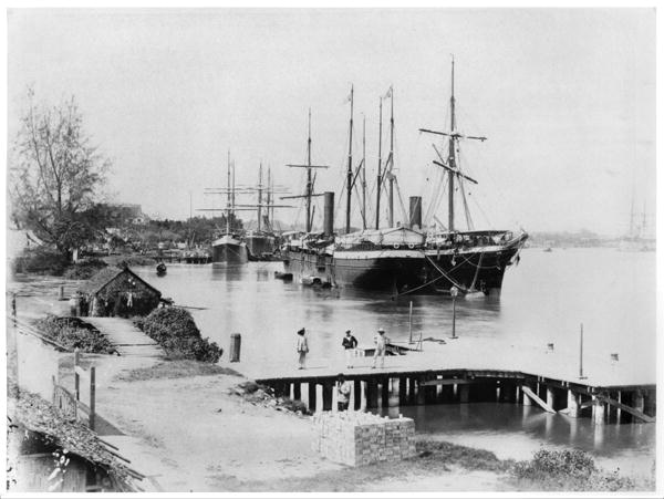 Liners of the Messageries Maritimes at Saigon, c.1900 (b/w photo)  de French Photographer