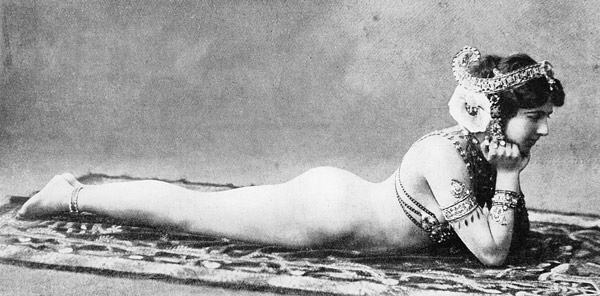 Mata Hari, c.1905 (b/w photo)  de French Photographer