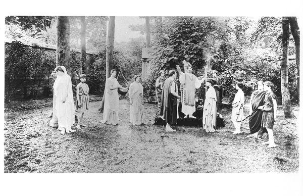 Nathalie Clifford Barney (1876-1972) with dancers dressed in togas (b/w photo)  de French Photographer