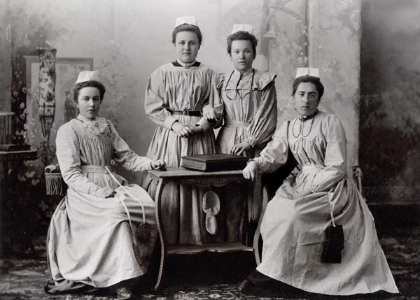 Nurses, c.1890 (b/w photo)  de French Photographer