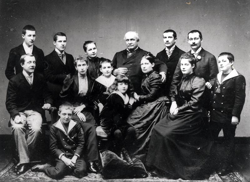 Portrait of a large family from Lyon, late 19th century (b/w photo)  de French Photographer