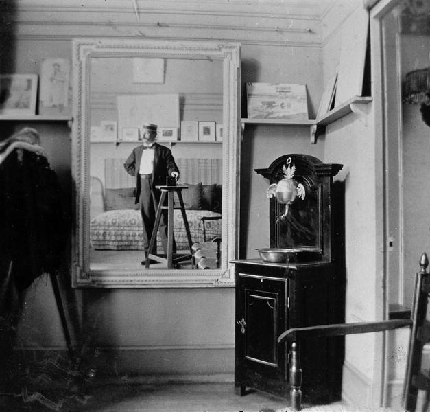 Portrait of a photographer in the studio of Henri de Toulouse-Lautrec (1864-1901) (b/w photo)  de French Photographer