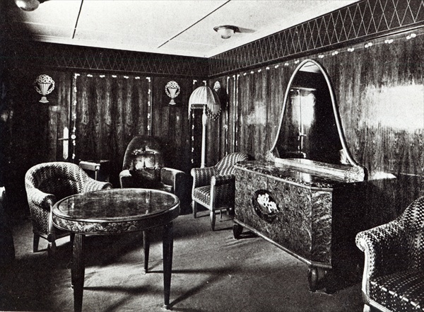 Saloon of a Luxury Apartment in the Ocean Liner ''Paris'', July 1921 (b/w photo)  de French Photographer