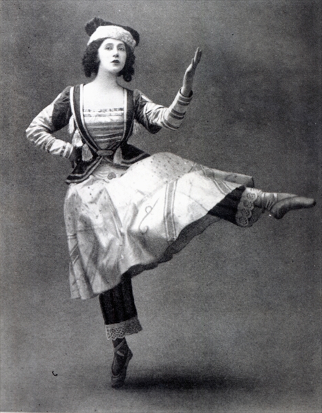 Tamara Karsavina in the ballet ''Petrouchka'', 1911 (b/w photo)  de French Photographer