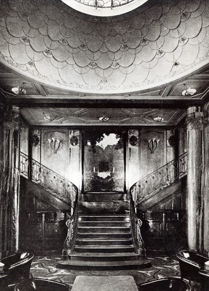 The 1st Class ''Smoking Room'' of the Ocean Liner ''Paris'', c.1925 (b/w photo)  de French Photographer