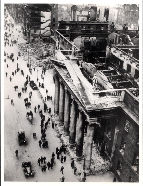 The Dublin General Post Office after the Easter Uprising of 1916 (b/w photo)  de French Photographer