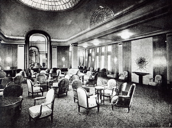 The Large Saloon in the Ocean Liner ''Paris'', July 1921 (b/w photo)  de French Photographer