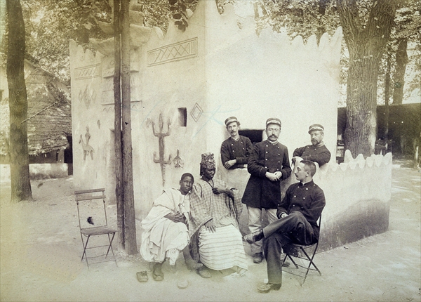 The Senegalese Village at the 1889 Universal Exposition in Paris (b/w photo)  de French Photographer