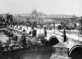 Vista de Praga que muestra el Palacio Imperial (Hradschin) y el Puente de Carlos, finales del siglo 