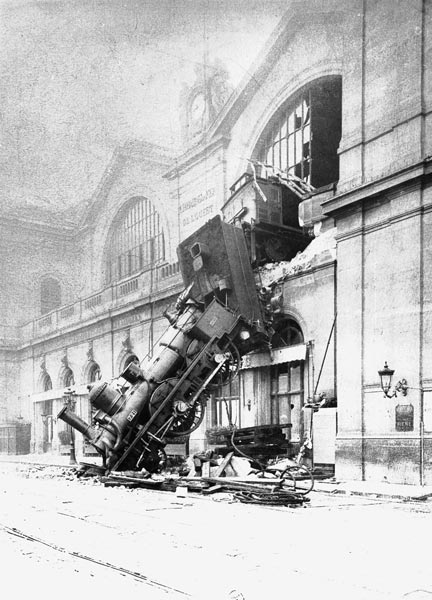 Train accident at the Gare Montparnasse in Paris on 22nd October 1895 (b/w photo)  de French Photographer