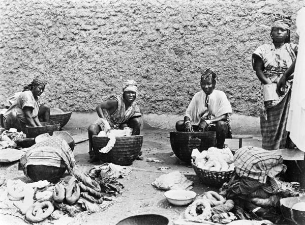 Washing, Senegal, c.1900 (b/w photo)  de French Photographer