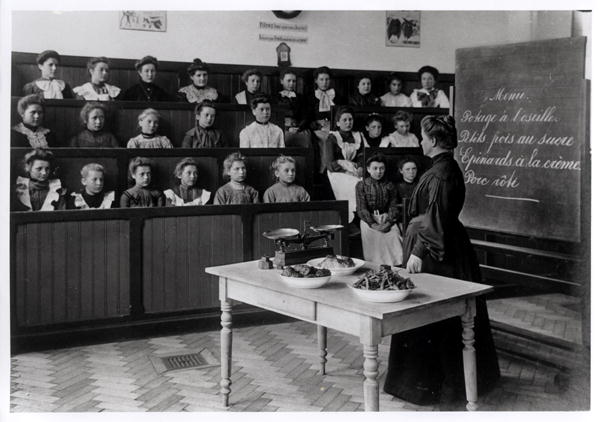Young girls in a cookery lesson (b/w photo)  de French Photographer