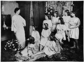 Isadora Duncan (1877-1927) and her pupils, early 20th century (b/w photo) 