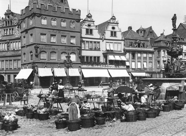 The Market Place at Trier, c.1910 (b/w photo)  de Jousset